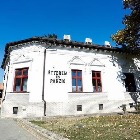 Un Pizzico Di Italiano Etterem Es Panzio Bed & Breakfast นีเรกฮาซา ภายนอก รูปภาพ