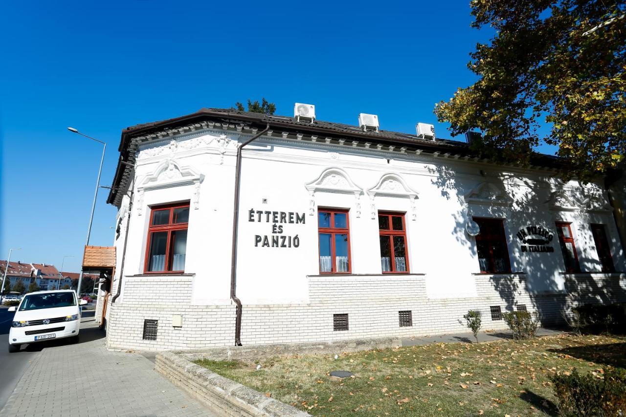 Un Pizzico Di Italiano Etterem Es Panzio Bed & Breakfast นีเรกฮาซา ภายนอก รูปภาพ