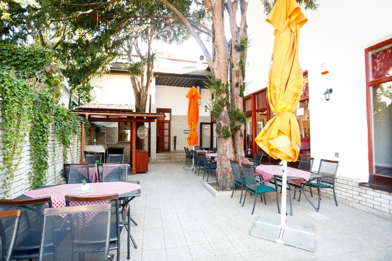 Un Pizzico Di Italiano Etterem Es Panzio Bed & Breakfast นีเรกฮาซา ภายนอก รูปภาพ
