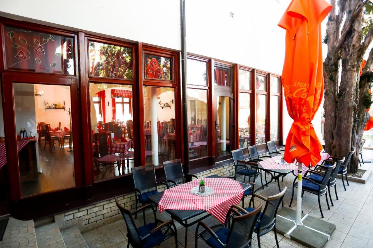 Un Pizzico Di Italiano Etterem Es Panzio Bed & Breakfast นีเรกฮาซา ภายนอก รูปภาพ