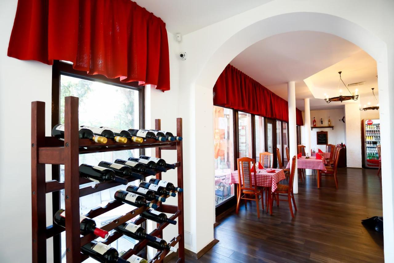 Un Pizzico Di Italiano Etterem Es Panzio Bed & Breakfast นีเรกฮาซา ภายนอก รูปภาพ