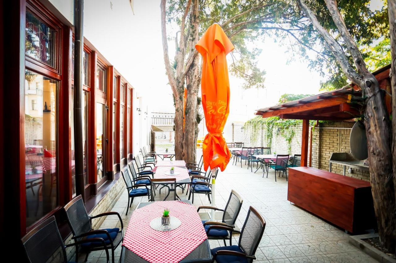 Un Pizzico Di Italiano Etterem Es Panzio Bed & Breakfast นีเรกฮาซา ภายนอก รูปภาพ